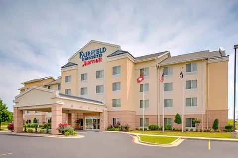 Fairfield Inn & Suites Jonesboro — guest room