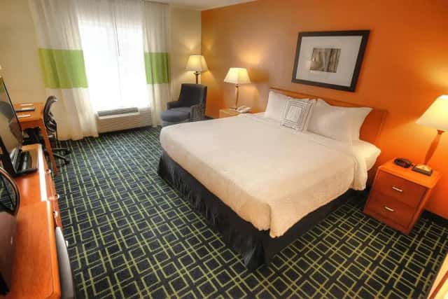 Fairfield Inn & Suites Mount Vernon Rend Lake — guest room