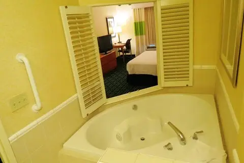 Hotels with jacuzzi in room in Mount Vernon
