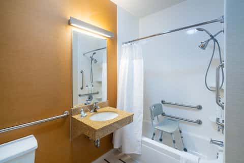 Jetted bathtub