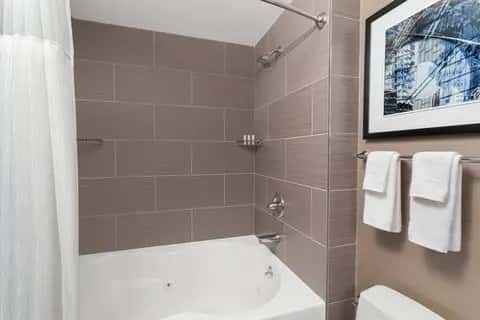In-room hot tub at Fairfield Inn & Suites New York Staten Island in Staten Island, NY