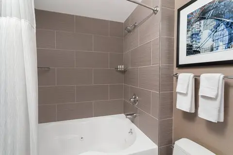 Hotels with jacuzzi in room in Staten Island