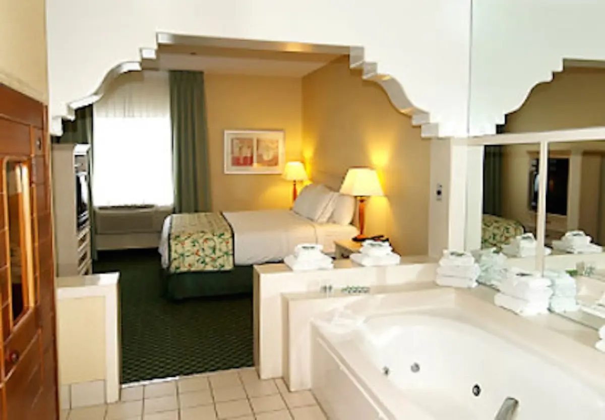 Hotels with jacuzzi in room in Anaheim
