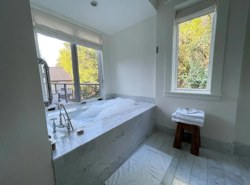 Hotels with jacuzzi in room in Forestville