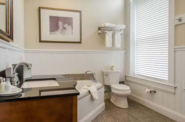 Deep soaking bathtub