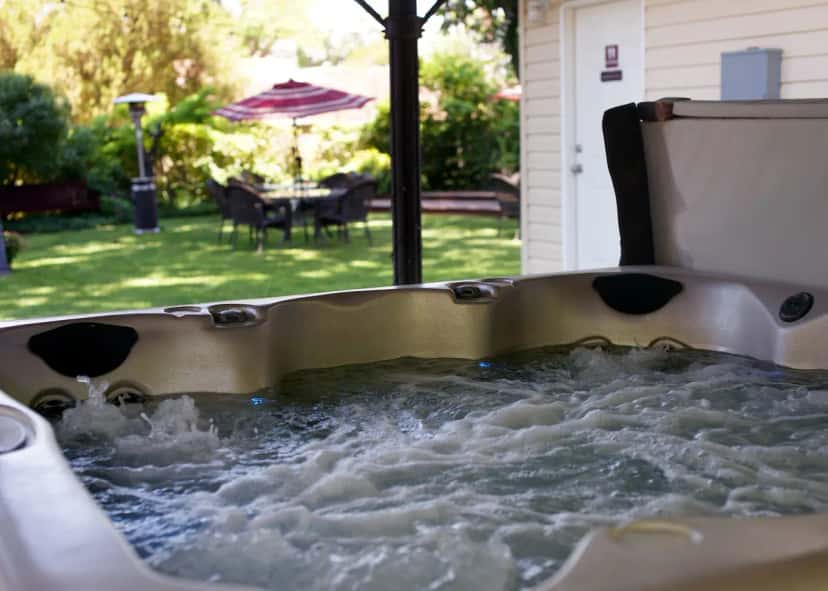 Private outdoor hot tub at Fiddler's Inn in Carlsbad, NM