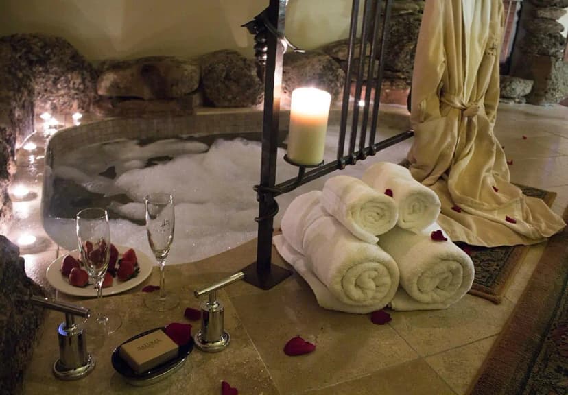 Hotels with jacuzzi in room in Sisters