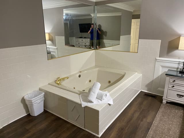 Jetted bathtub