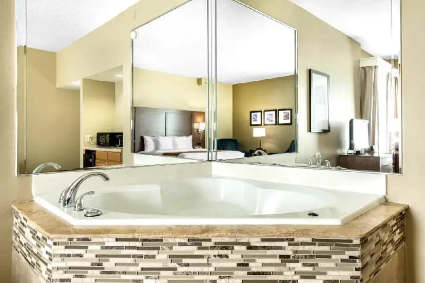 Hotels with jacuzzi in room in Jacksonville Beach