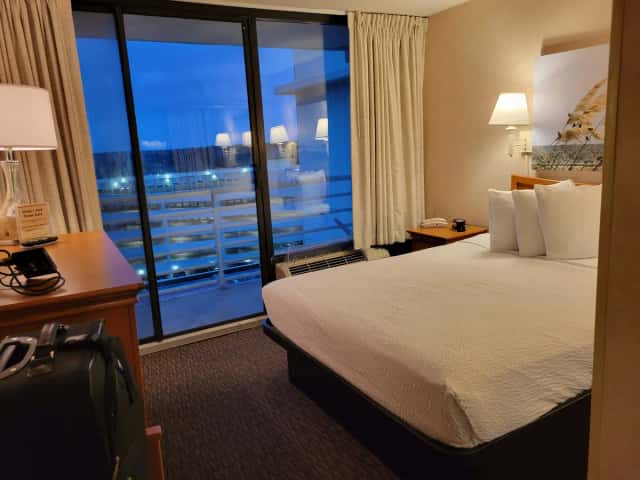 Four Sails Resort — guest room