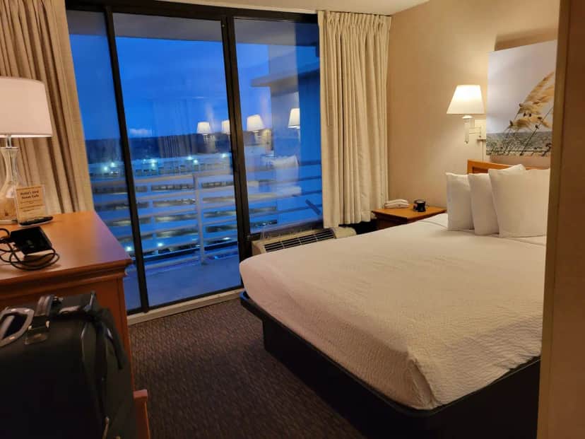 Four Sails Resort — guest room