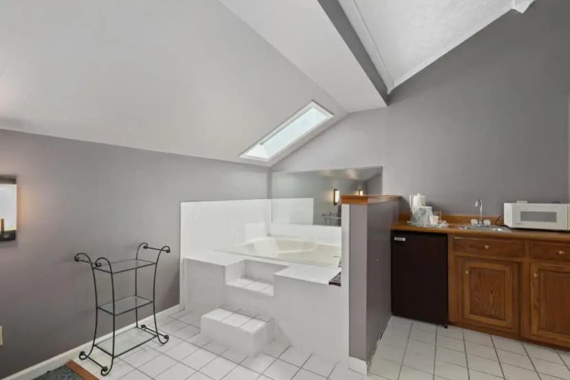 Hotels with jacuzzi in room in Cave City