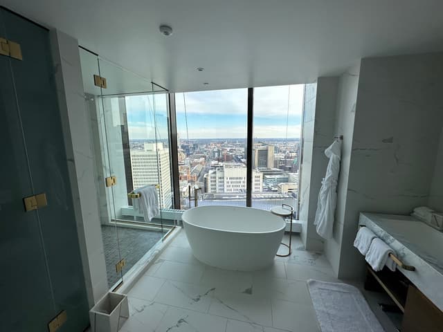 Deep soaking bathtub