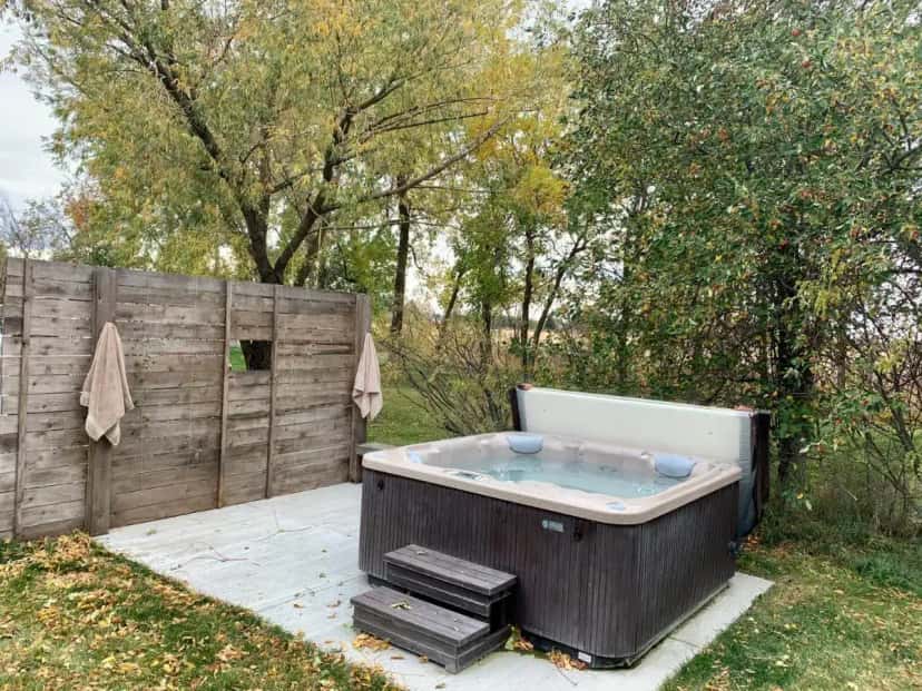 In-room hot tub at Fox Hollow Inn in Bozeman, MT