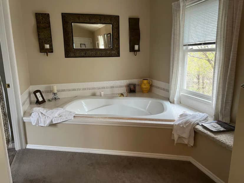Deep soaking bathtub at Fox Hollow Inn