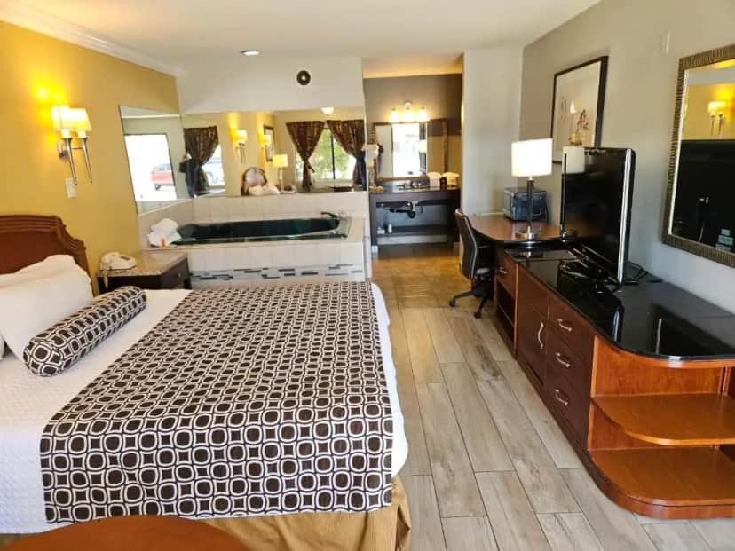 Private in-room jacuzzi in the King Room with Spa Bath at Fullerton Inn