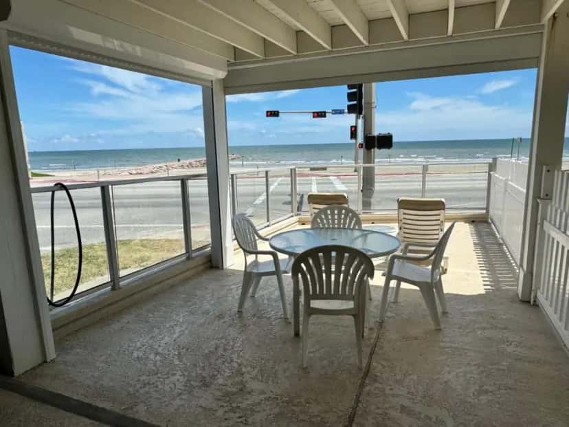 Private outdoor hot tub at Gaido's Seaside Inn in Galveston, TX