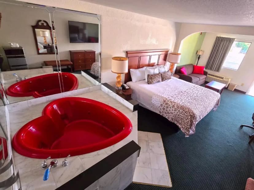 Hotels with jacuzzi in room in Pine Mountain