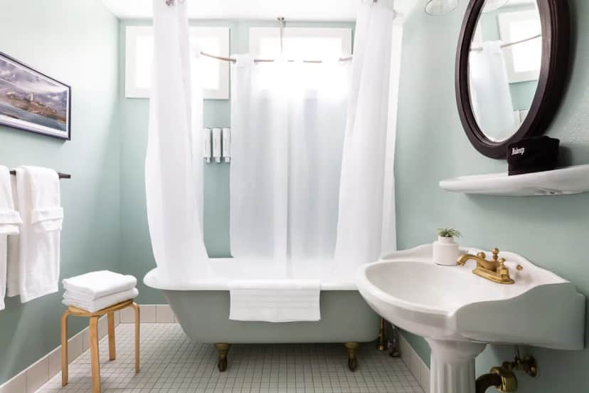 Garden Street Inn Deep soaking bathtub