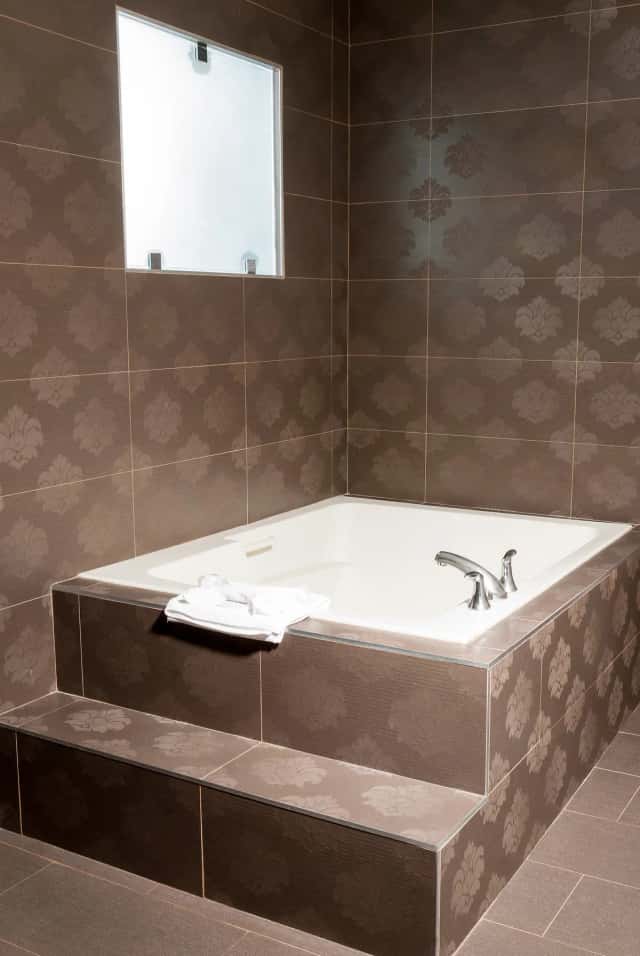 Jetted bathtub at Gardena Terrace Inn