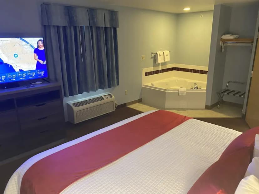 Hotels with jacuzzi in room in Garnett