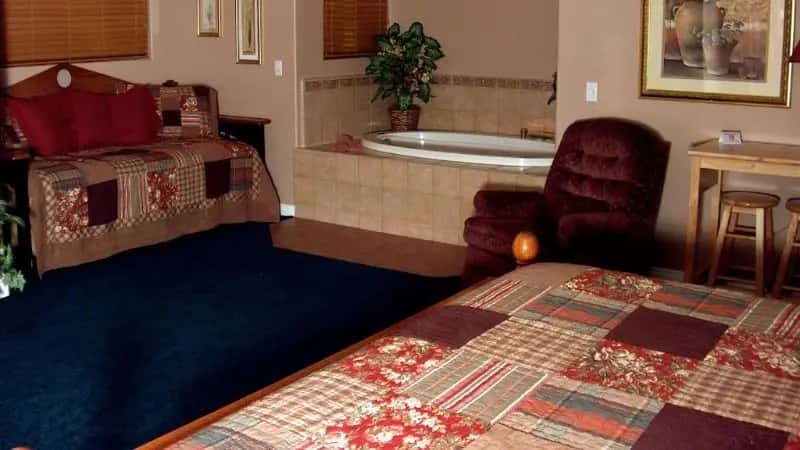 Giant Oaks Lodge hotel photo 1 in Running Springs, California