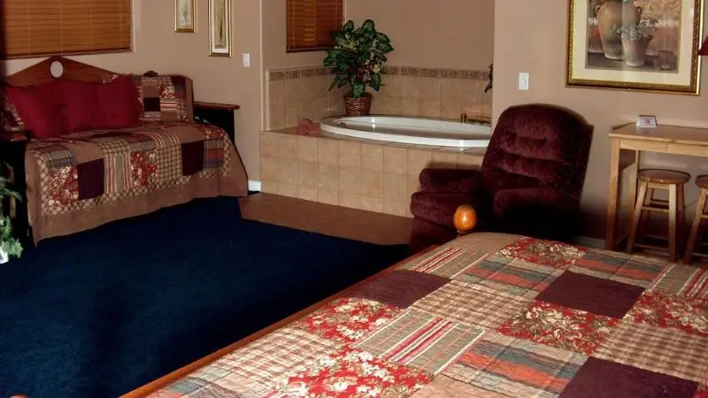 Hotels with jacuzzi in room in Running Springs