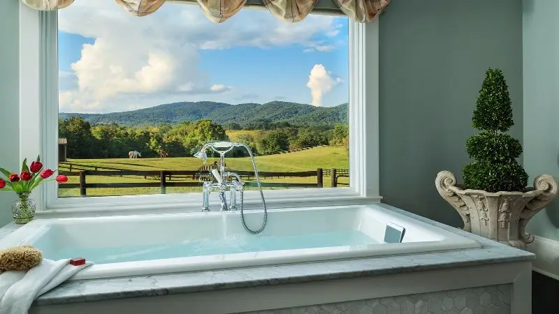 Hotels with jacuzzi in room in Huntly