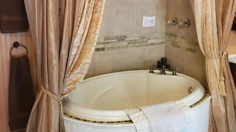 In-room hot tub at Glen Morey Country House B & B Inn in Placerville, CA
