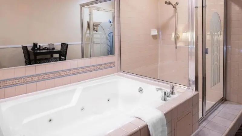 In-room hot tub at Glendale Hotel in Glendale, CA