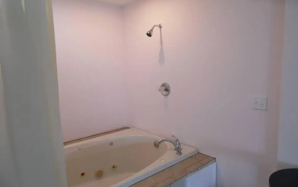 Hotels with jacuzzi in room in Delaware Water Gap