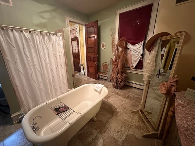 Deep soaking bathtub