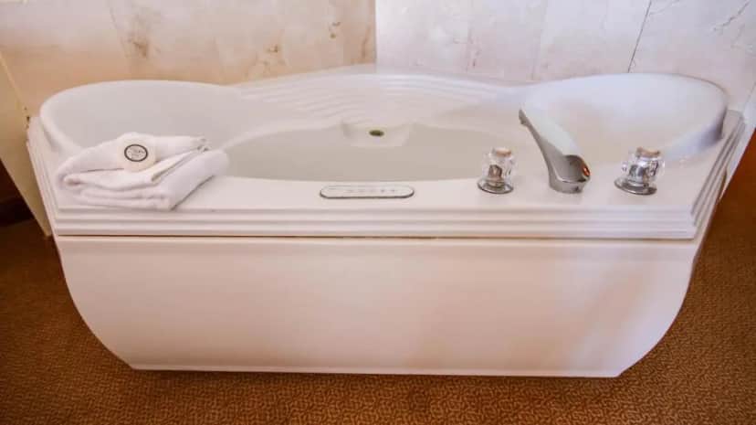 Private in-room jacuzzi tub in the City view Jetted Tub - Non Smoking at Grand Hotel