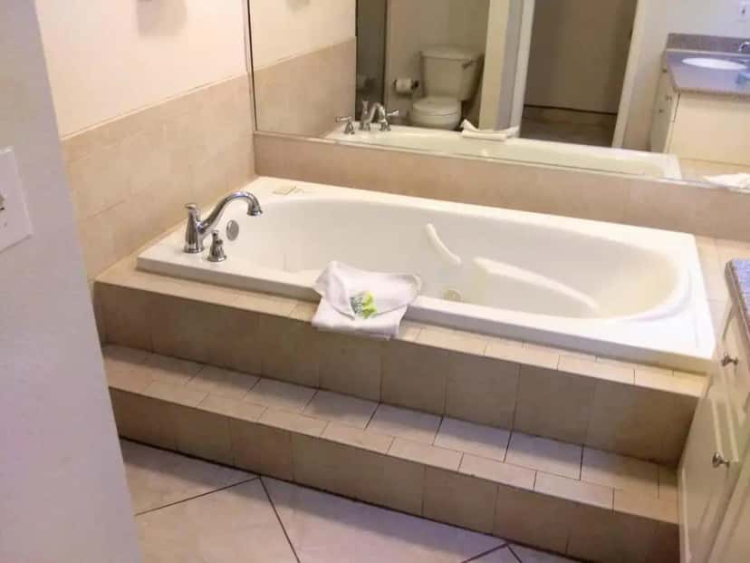 Hotel with a hot tub in Orlando, FL