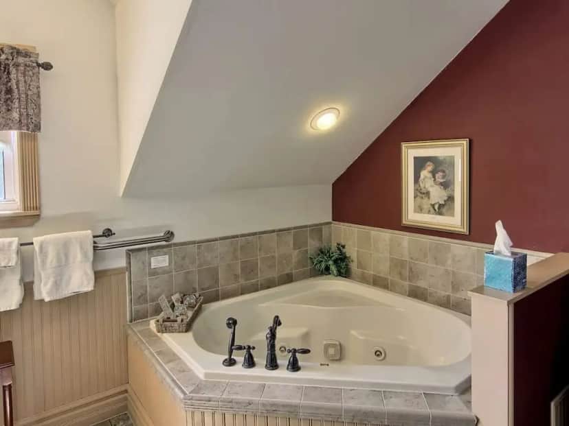 Private in-room jacuzzi tub in the Standard Double Room, Ensuite (Richardi Room) at Grand Victorian B&B