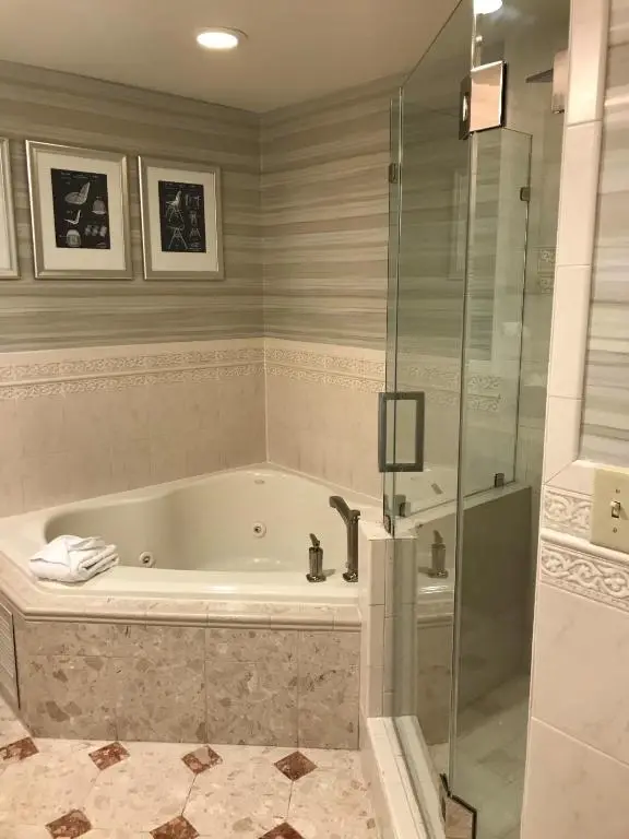Hotels in Greensboro with a jacuzzi in the room