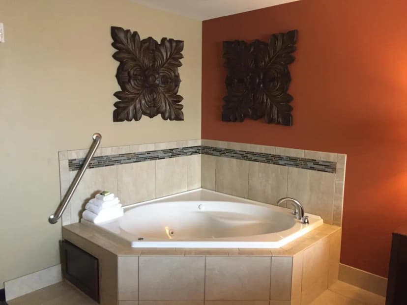 Hotels with jacuzzi in room in Mt Horeb