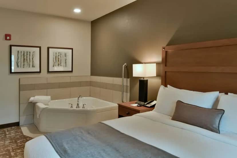 Private in-room jacuzzi tub in the Suite, 1 King Bed, Jetted Tub (Single King Whirlpool) at GrandStay Hotel & Suites Sisters