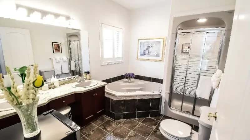 In-room hot tub at Graystone Bed and Breakfast in Niagara-on-the-Lake, NY
