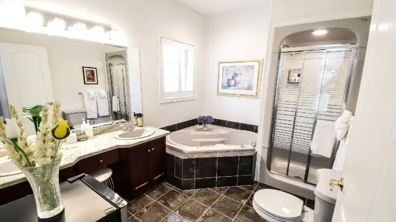 Hotels with jacuzzi in room in Niagara On The Lake