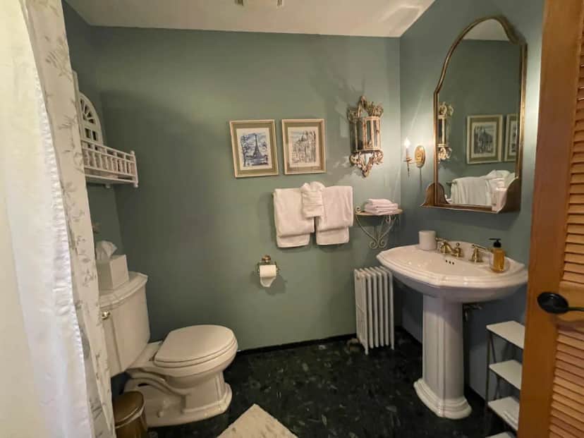 Grey Hare Inn — bathroom