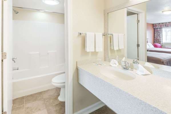 Deep soaking bathtub