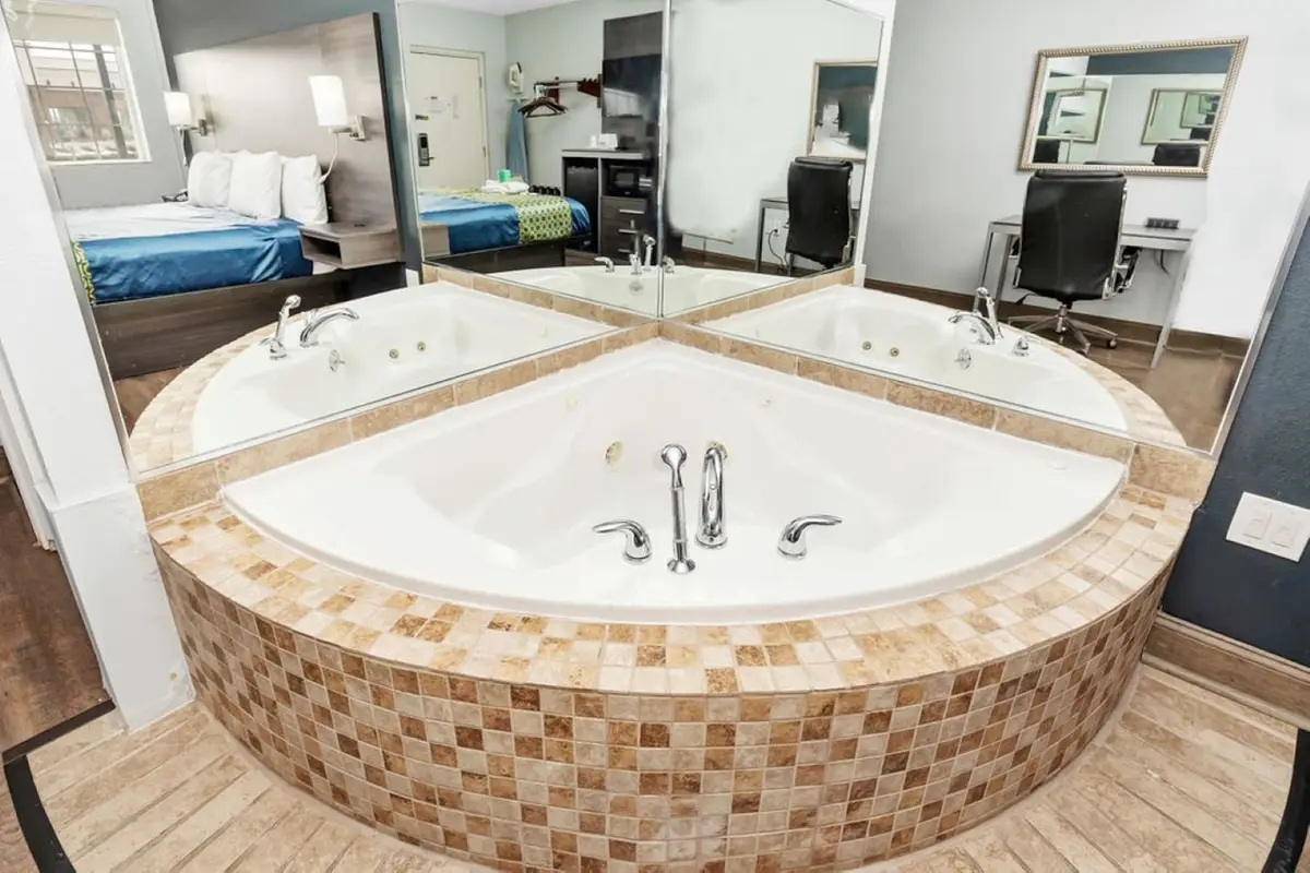 Hotels in Grove City with a jacuzzi in the room