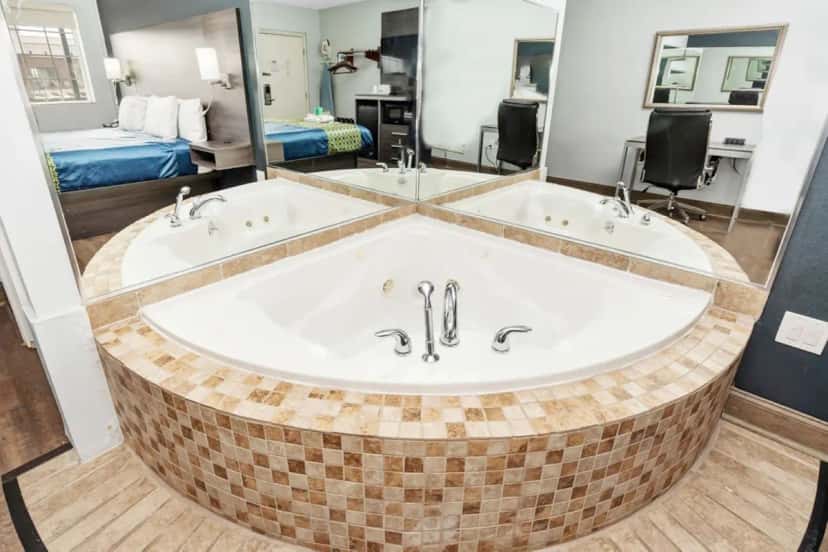 In-room hot tub at Grove City Travel Inn By Oyo Columbus South in Grove City, OH