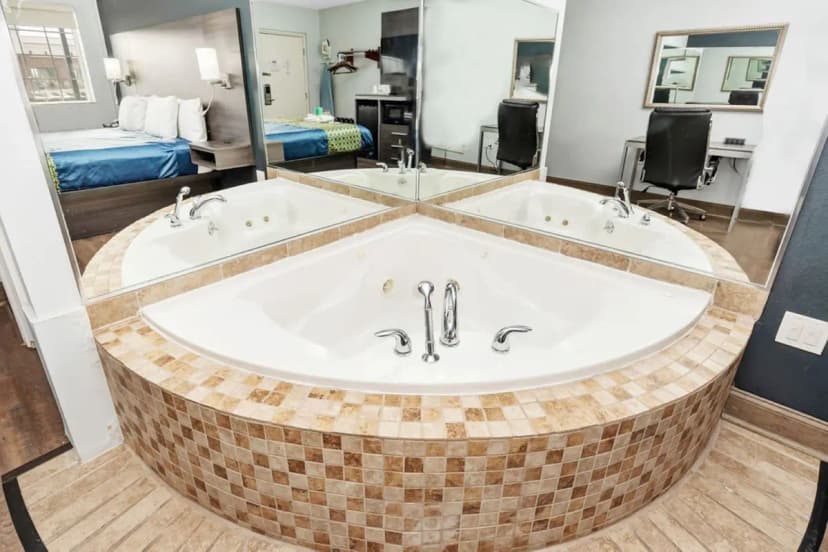 Hotels with jacuzzi in room in Grove City