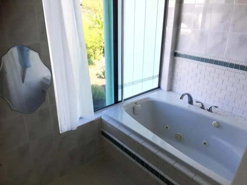 In-room hot tub at GUEST HOUSE IN HILO in Wailea, HI