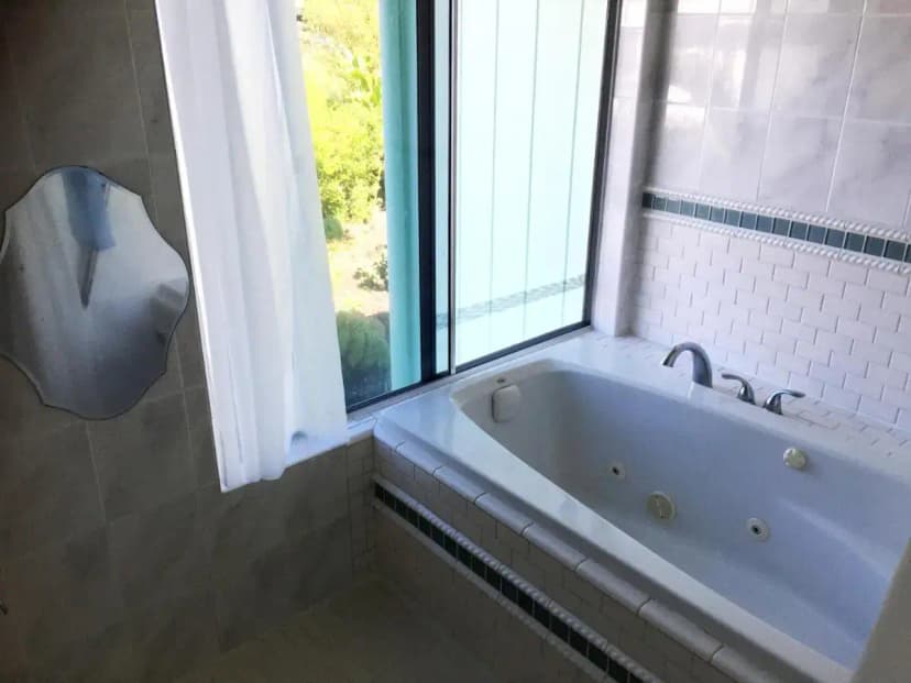 Hotels with jacuzzi in room in Wailea