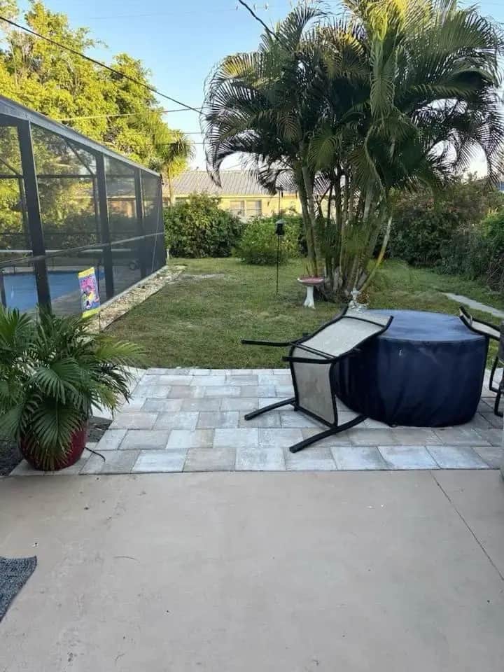 a garden with a tub sitting on a patio at Guesthouse near Fort Myers Beach, Sanibel and Captiva islands in Fort Myers