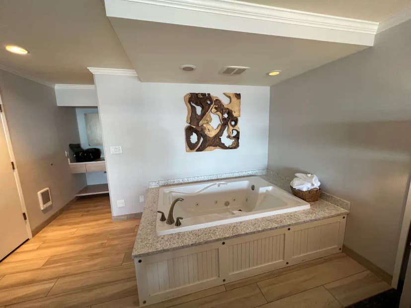 Hotels with jacuzzi in room in Cannon Beach