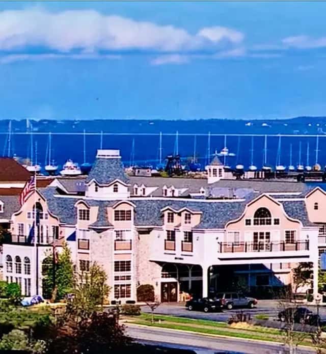 Hamilton Inn Select Beachfront Mackinaw City — guest room